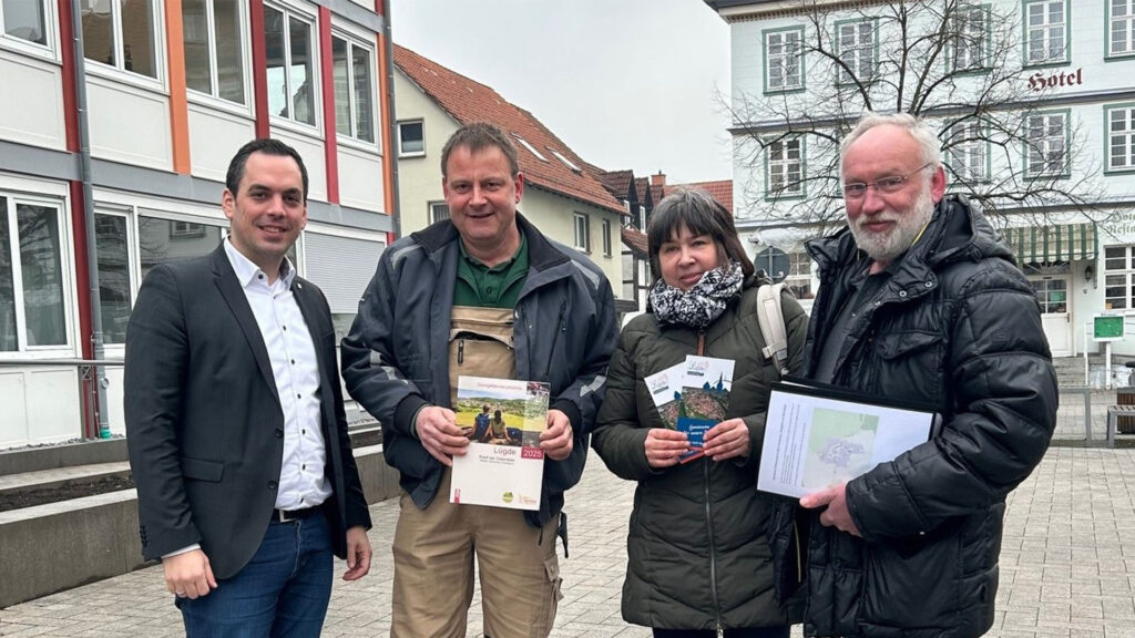 Bürgermeister Torben Blome mit Herrn Brinkmann und Ehepaar Ostermann.