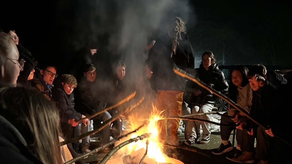 Gruppenfoto am Lagerfeuer: Am Abend der Entdeckungsreise