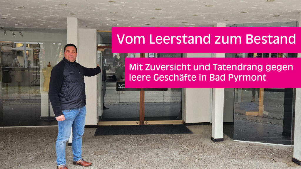 Stefan Stuckenberg steht vor einem leeren Geschäft in der Innenstadt. Auf dem Bild sind zwei magentafarbene Streifen auf denen der Titel steht.
