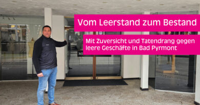 Stefan Stuckenberg steht vor einem leeren Geschäft in der Innenstadt. Auf dem Bild sind zwei magentafarbene Streifen auf denen der Titel steht.