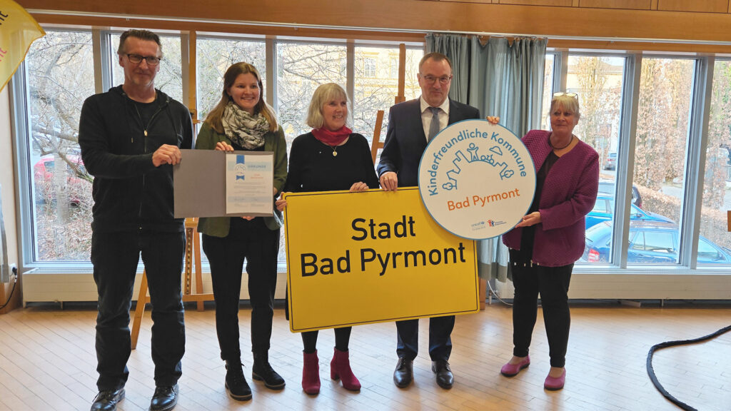 Bürgermeister Blome (2. von Rechts) bei der Verleihung des Siegels.