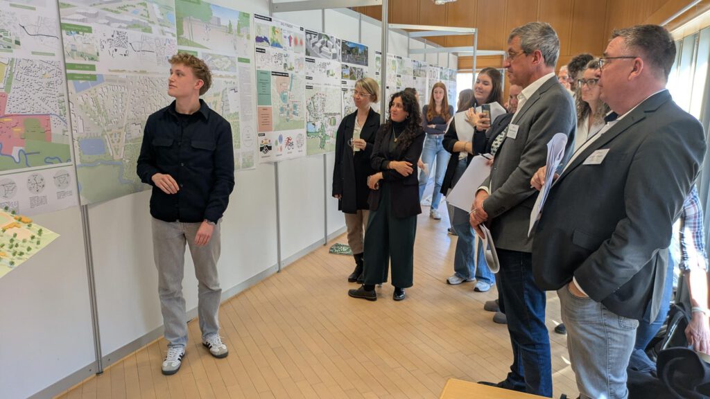 Ausstellung und Besprechung der Arbeiten.