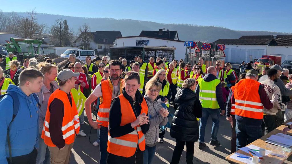 Gruppenaufnahme der Helfer "Sauberer Start in die Saison"
