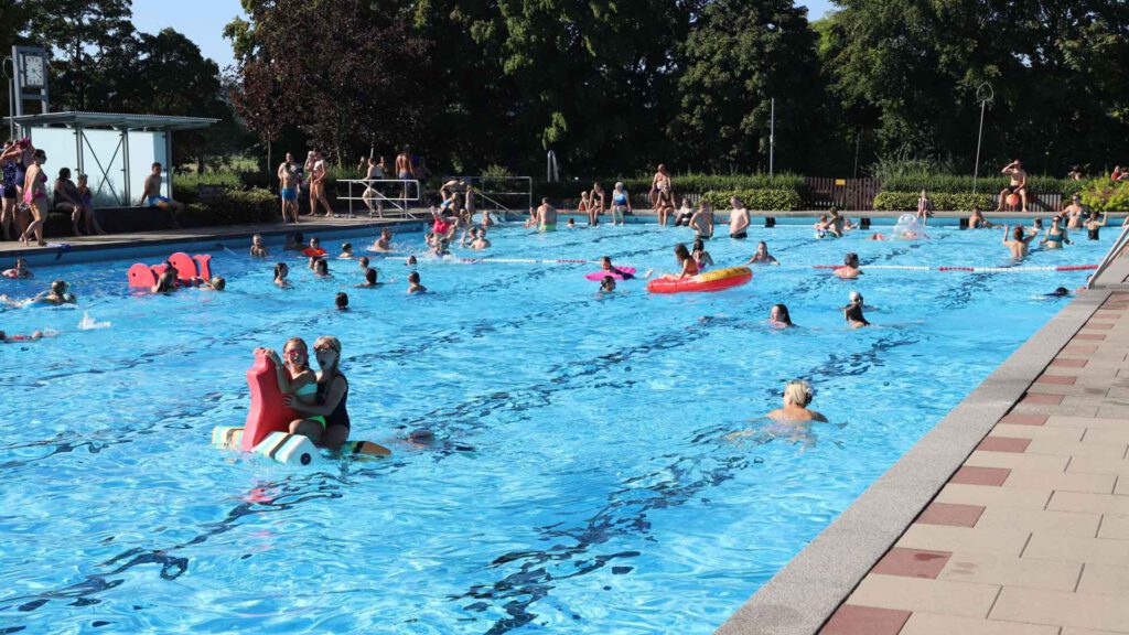 Das Lügder Freibad im Sommer mitten im Betrieb.