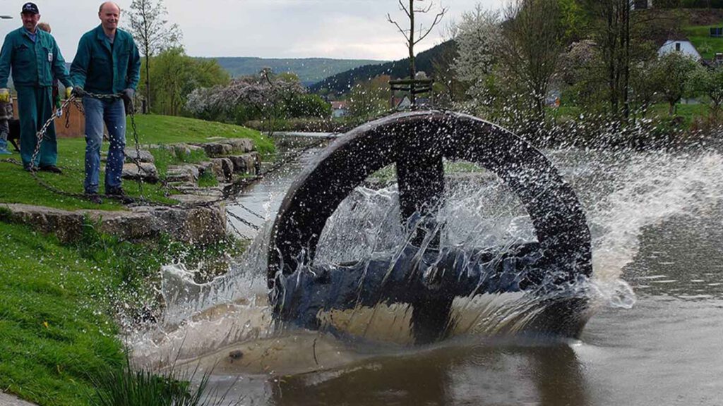 Die Osterräder werden im Wasser getränkt.