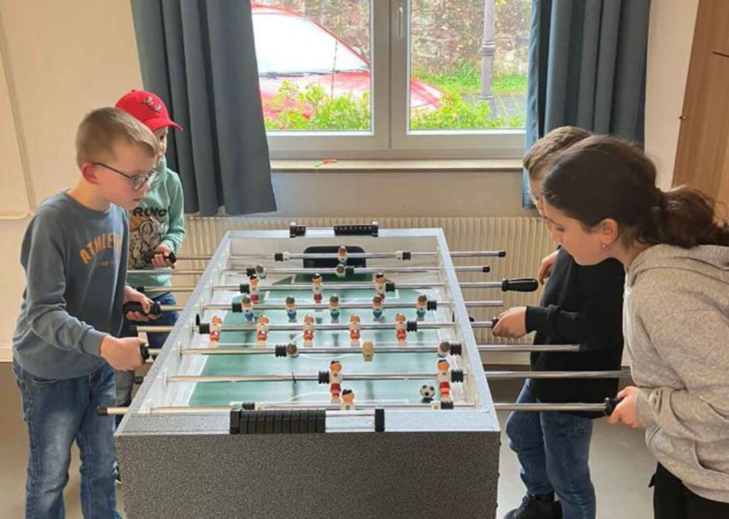 Kinder beim Kickern.
