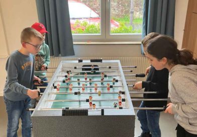 Kinder beim Kickern.