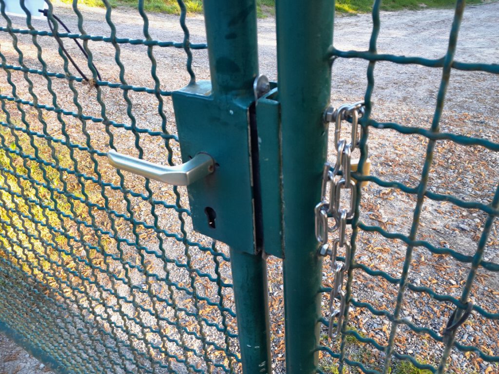 Eine aufgebrochene Kette am Stadtfriedhof in Bad Pyrmont