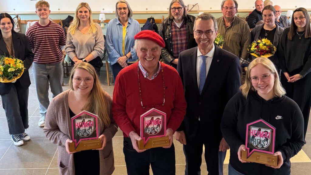 Gruppenfoto mit den Gewinnern des Heimatpreises Schieder.