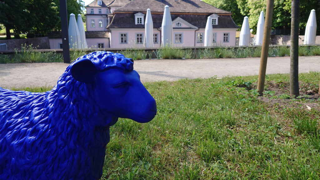 Die blaue Friedensherde auf der Bad Pyrmonter Schlossinsel.