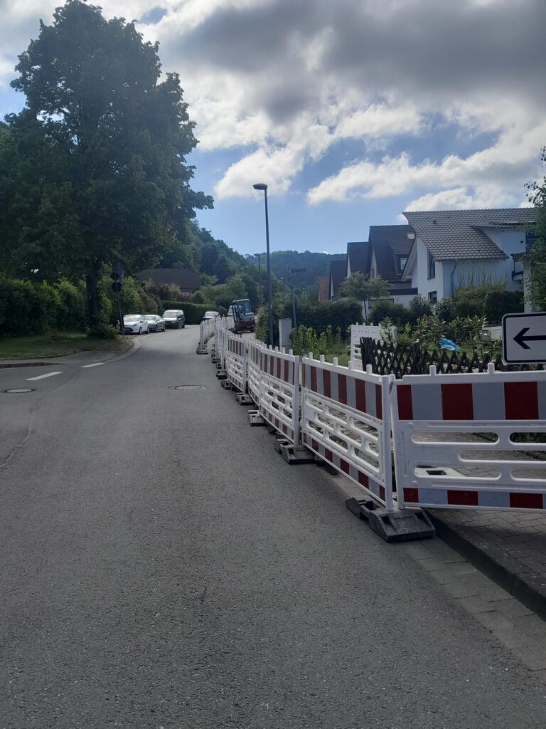 Bild einer Straße in Bad Pyrmont, in dem der Glasfaserausbau voranschreitet.