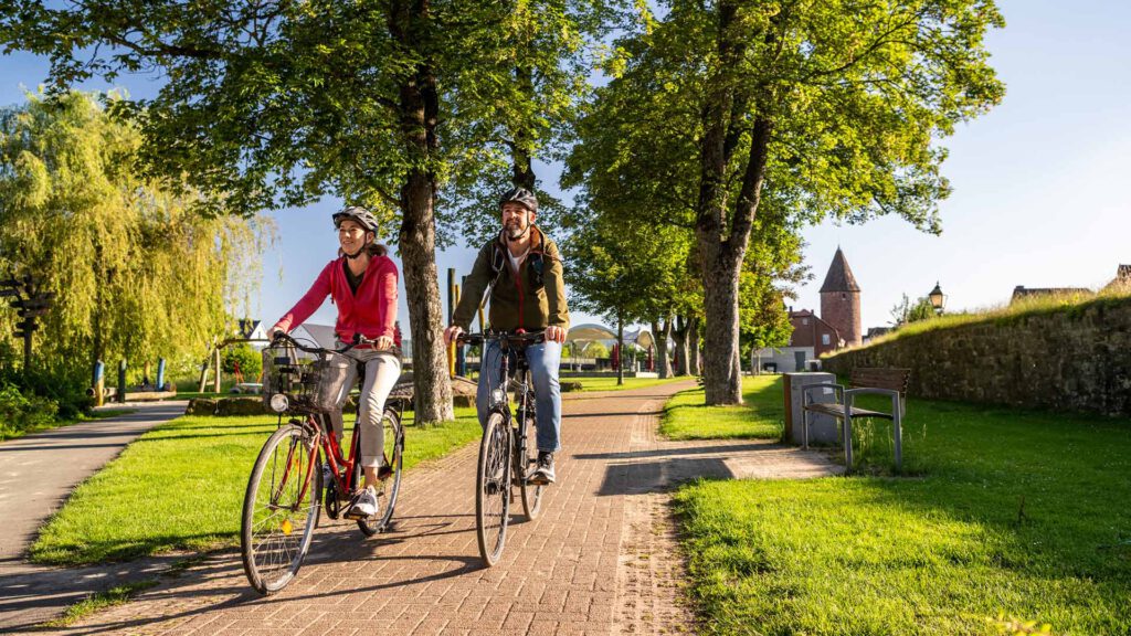 Stadtradeln für das Klima. Zwei Radfahrer im Emmerauenpark.
