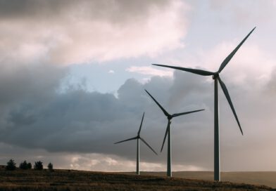 Windräder auf einer Landschaft mit Wolken im Hintergrund. Symbolbild.