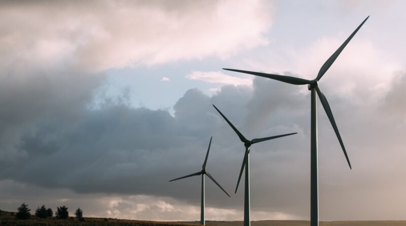 Windräder auf einer Landschaft mit Wolken im Hintergrund. Symbolbild.