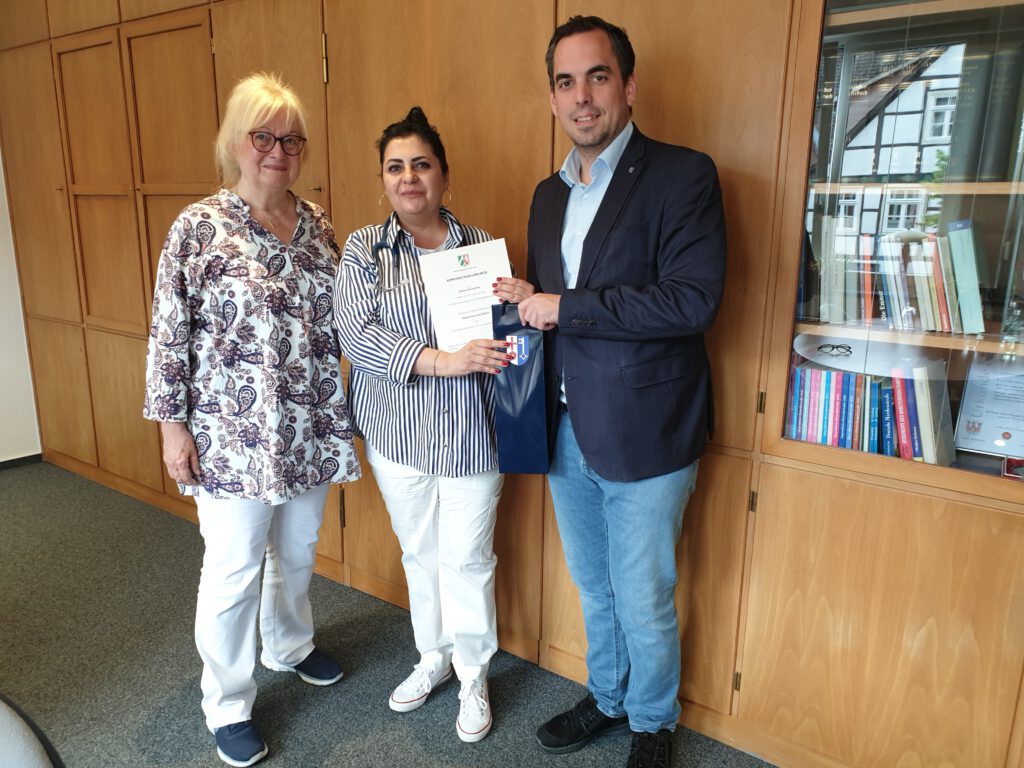 v.l.n.r. Gabriele Braun, Torben Blome und Olena Konopelko mit der Approbationsurkunde