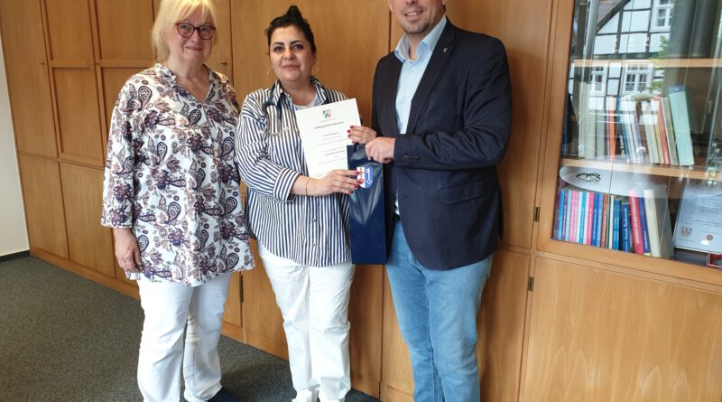 v.l.n.r. Gabriele Braun, Torben Blome und Olena Konopelko mit der Approbationsurkunde