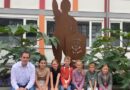 Ein Gruppenfoto vor dem Rathaus mit Bürgermeister Blome und den Kindern des Ferienspaßes.