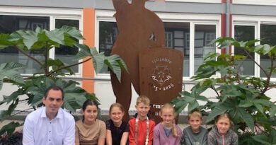 Ein Gruppenfoto vor dem Rathaus mit Bürgermeister Blome und den Kindern des Ferienspaßes.