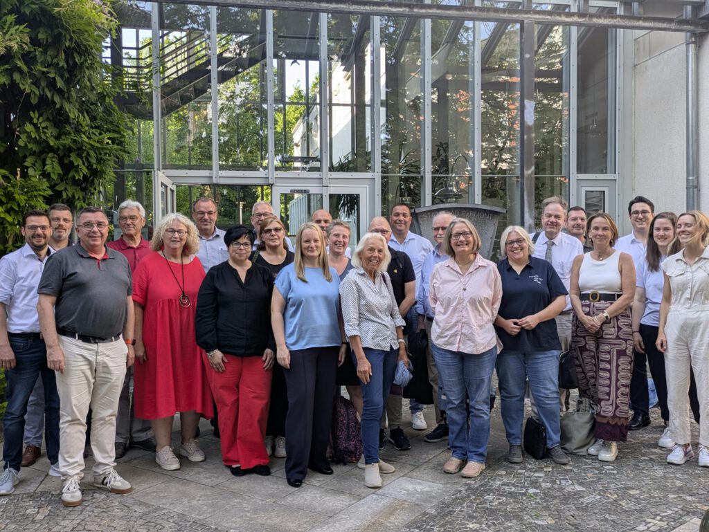 Die Gruppe, die für den Workshop rund um das Kurtheater zusammgekommen ist.