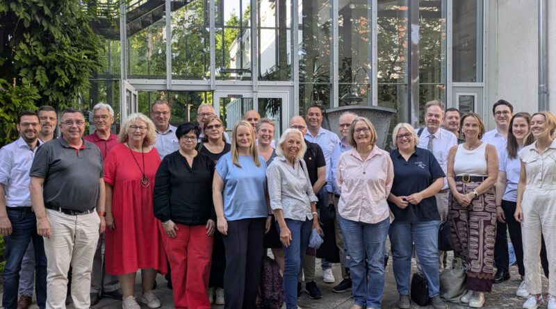 Die Gruppe, die für den Workshop rund um das Kurtheater zusammgekommen ist.
