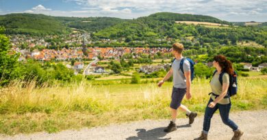 Symbolbild für die Wanderung zum Osterberg. Blick in den Osterberg mit zwei Wanderern.