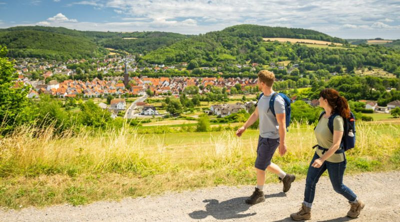 Symbolbild für die Wanderung zum Osterberg. Blick in den Osterberg mit zwei Wanderern.