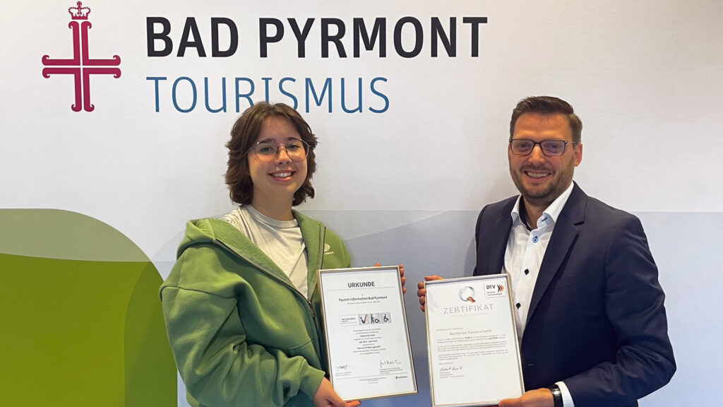 Auszubildende u. Service-Coach Jil Josten und Geschäftsführer Björn Daugs der BPT freuen sich über die Auszeichnungen.