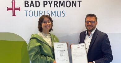 Auszubildende u. Service-Coach Jil Josten und Geschäftsführer Björn Daugs der BPT freuen sich über die Auszeichnungen.