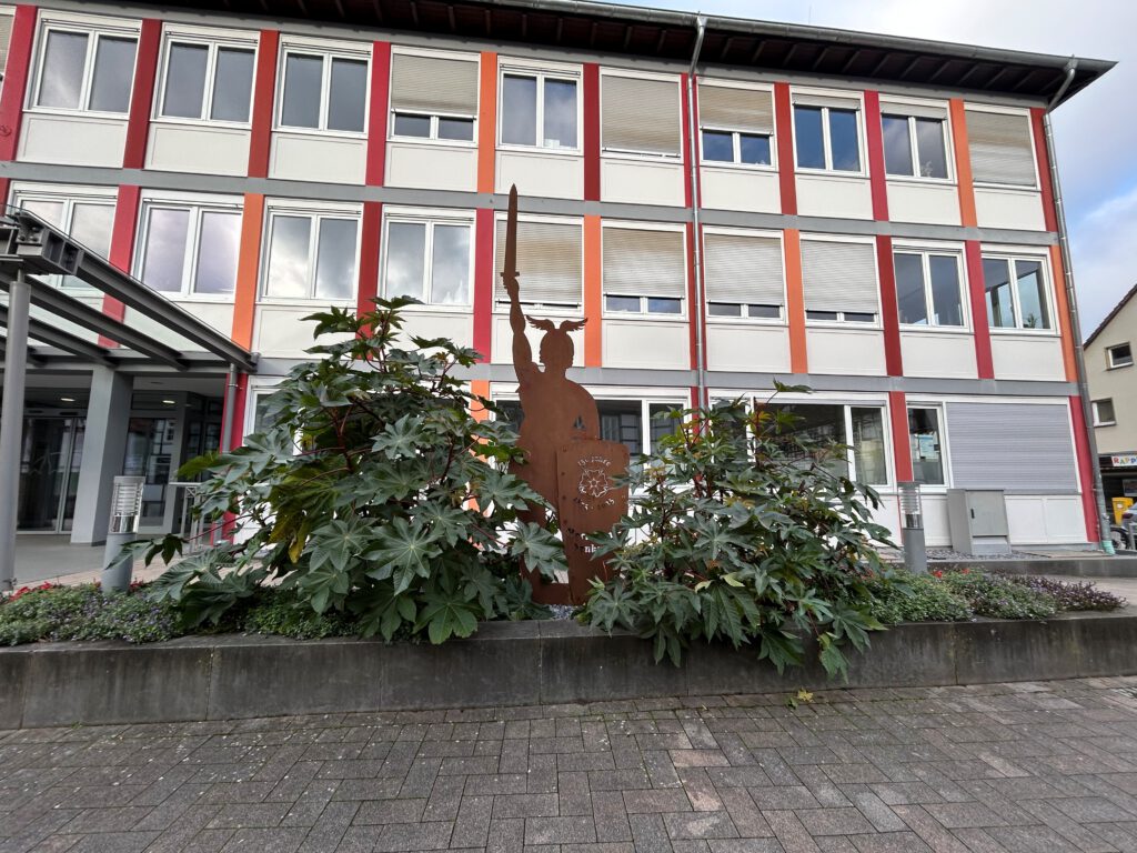 Das Herrmann-Kunstwerk vor dem Rathaus.