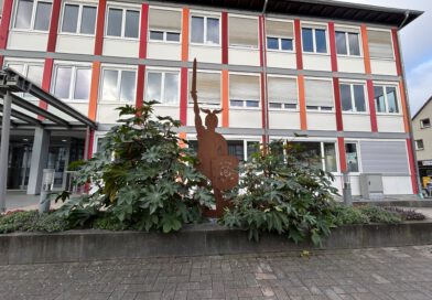Das Herrmann-Kunstwerk vor dem Rathaus.