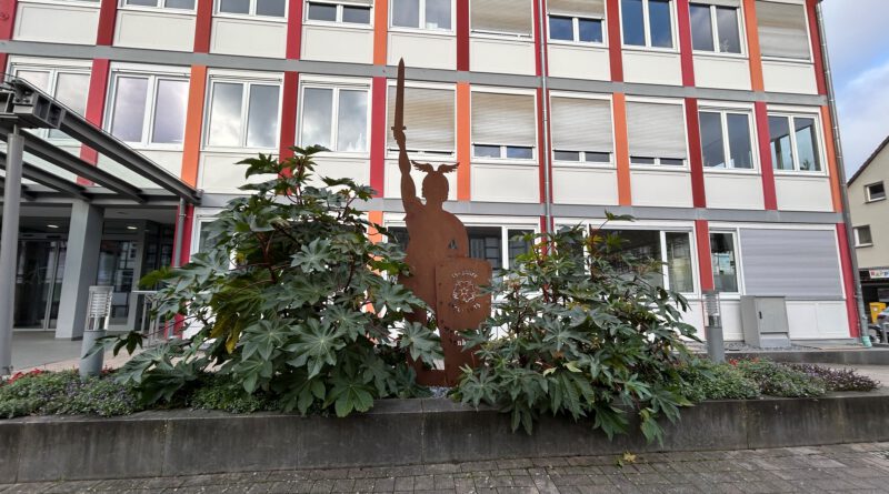 Das Herrmann-Kunstwerk vor dem Rathaus.